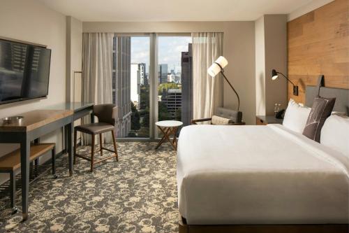 1 Bedroom Suite, 1 King,  City View (Hearing Accessible)