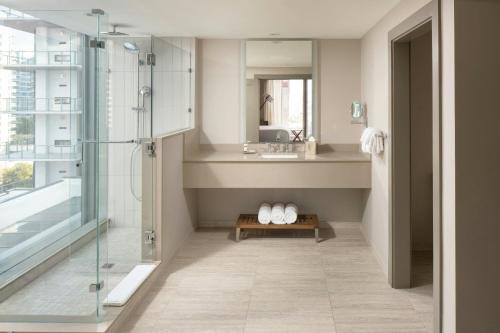 1 Bedroom Suite, 1 King,  City View (Hearing Accessible)