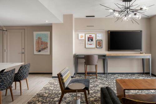 1 Bedroom Suite, 1 King,  City View (Hearing Accessible)