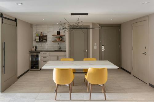 1 Bedroom Suite, 1 King,  City View (Hearing Accessible)