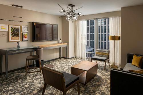 1 Bedroom Suite, 1 King,  City View (Hearing Accessible)