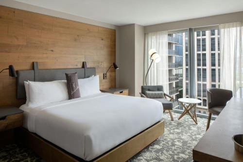Guest room, 1 King,  City View (Hearing Accessible)