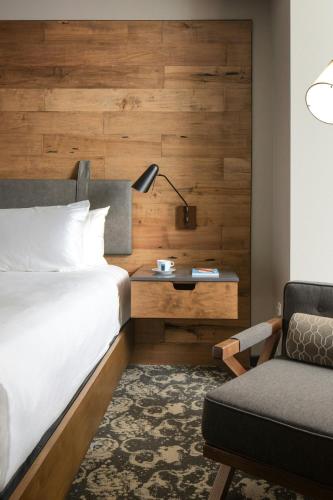 Guest room, 1 King,  City View (Hearing Accessible)