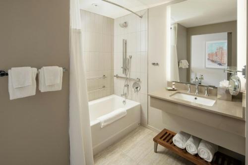 Deluxe Guest room, 1 King,  City View (Mobility Accessible w/ Roll-in Shower)