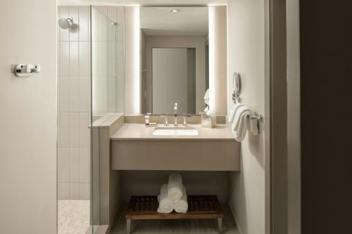 Guest room, 1 King,  City View (Hearing Accessible)