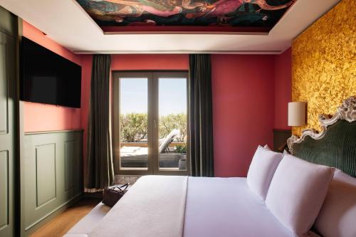 Penthouse Suite Red Level