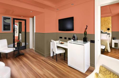 One-Bedroom Suite Red Level