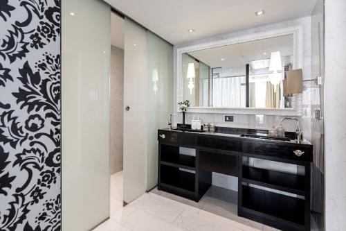 Junior Suite Red  Level