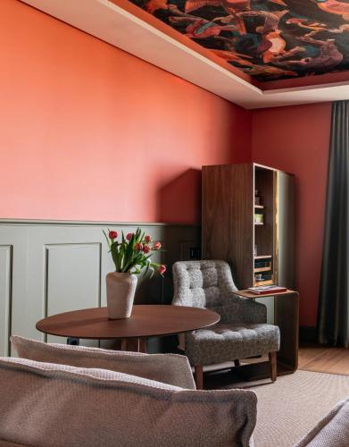 Junior Suite Red  Level