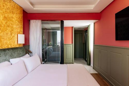 Red Level City View Cathedral