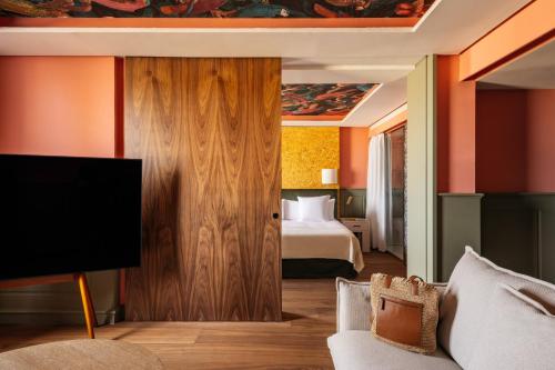 Suite RedLevel Cathedral View