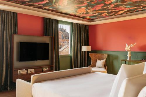Junior Suite RedLevel Cathedral View