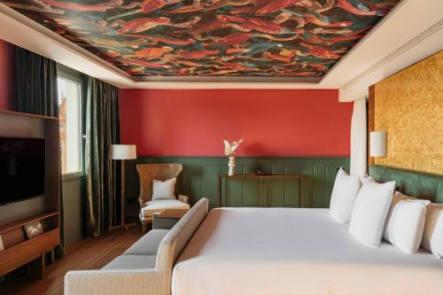 Junior Suite RedLevel Cathedral View