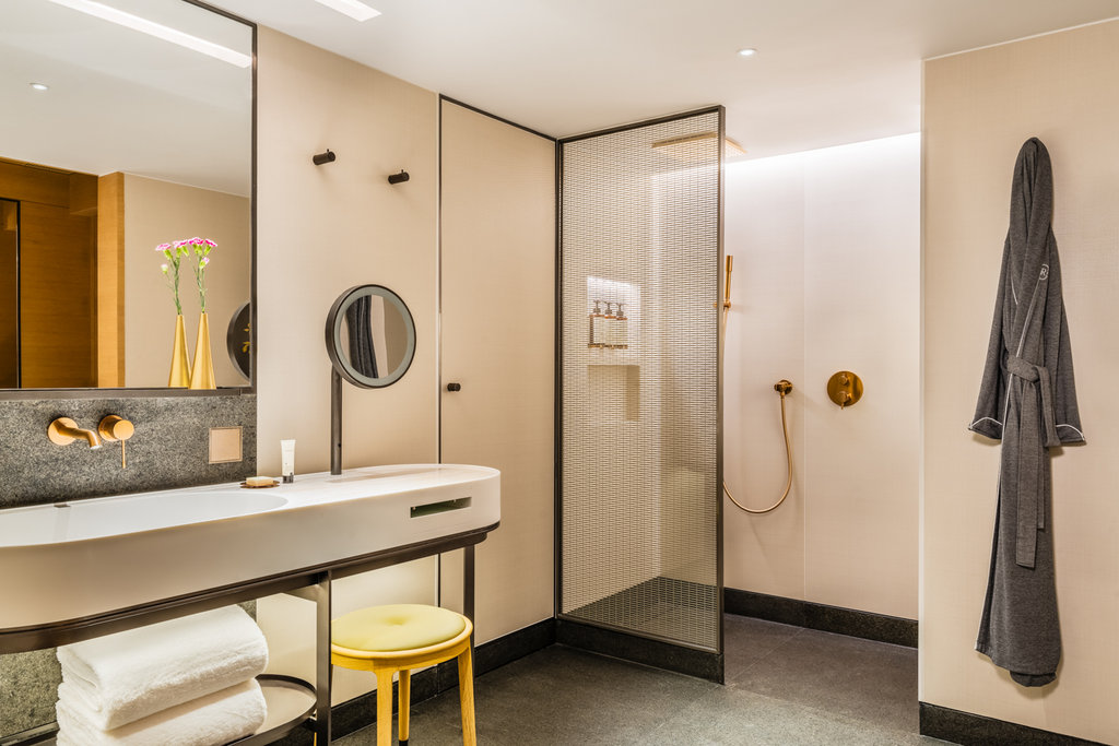 1 King Classic Daybed Walk-in Shower