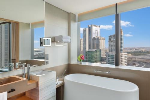 Save 30% |Family Staycation – Kids Go Free | Complimentary Dinner + Breakfast & Access to the World’s Highest Infinity Pool with 2PM Check-in & 2PM Check-out