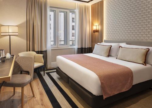 Double or Twin Room with Gran Via Street View