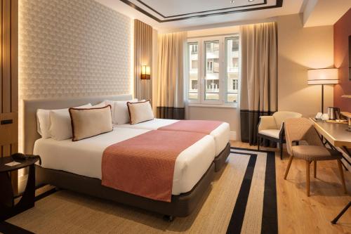 Double or Twin Room with Gran Via Street View