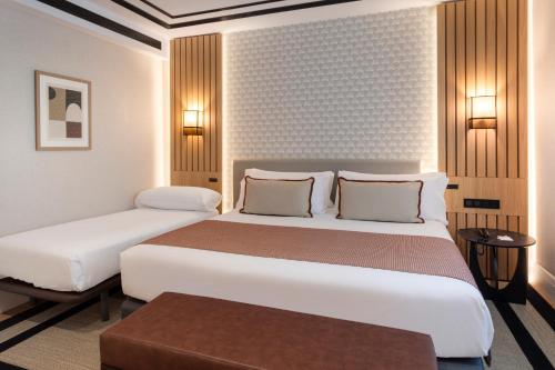Superior Triple Room with Gran Via Street View
