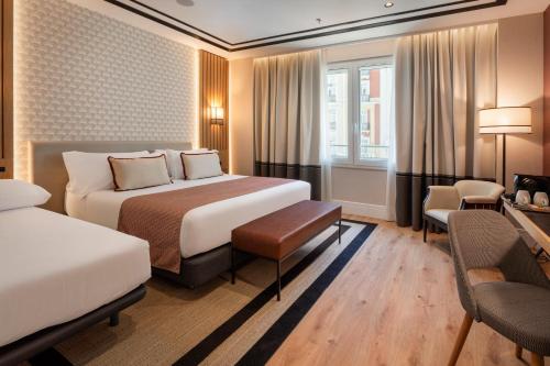 Superior Triple Room with Gran Via Street View