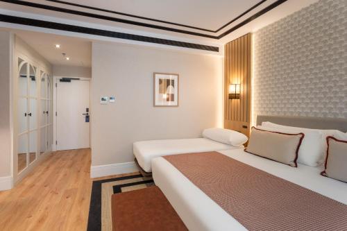 Superior Triple Room with Gran Via Street View
