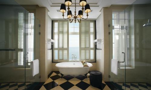 Corner Suite - Victory Annex