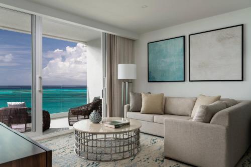 Executive Suite with 1 King, Oceanfront, Balcony