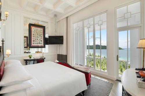 Emerald Bay Room, 1 King Bed, Ocean View, Balcony