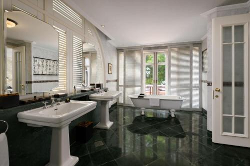 Writers Suite Queen  - Heritage Wing