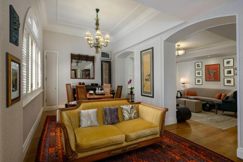 Writers Suite Queen  - Heritage Wing
