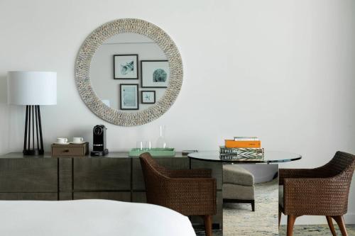 Club level Deluxe Guest Room with 1 King, Oceanfront, Balcony