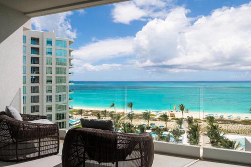 Club level Deluxe Guest Room with 1 King, Oceanfront, Balcony