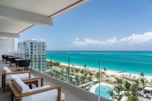 Club level Deluxe Guest Room with 1 King, Oceanfront, Balcony