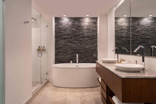 2 Bedroom Executive Suite with 2 Bedrooms Oceanfront