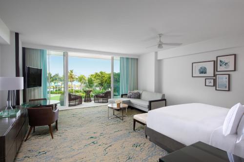 Deluxe Guest Room with 1 King, Partial Ocean view Balcony