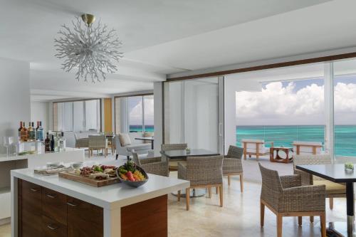 Club level, Deluxe Guest room, 2 Queen, Oceanfront, Balcony