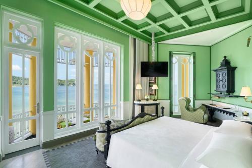 Deluxe Emerald Bay Room, 1 King Bed, Ocean View, Balcony