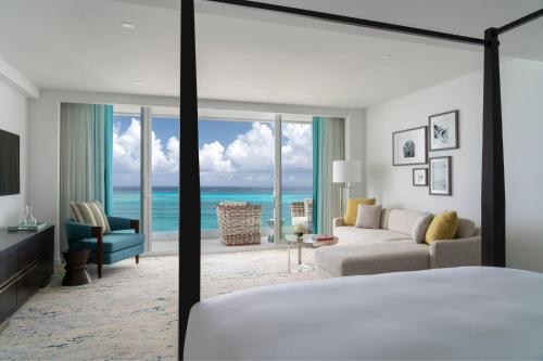 Deluxe King Room Oceanfront - Club Level