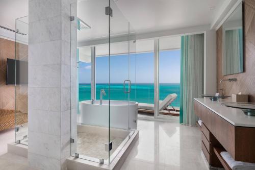 Deluxe King Room Oceanfront - Club Level