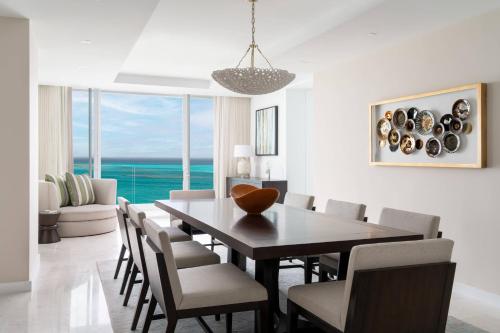 Deluxe King Room Oceanfront - Club Level