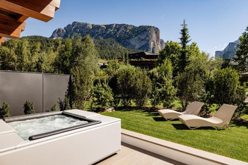 Deluxe Double or Twin Room with Mountain View