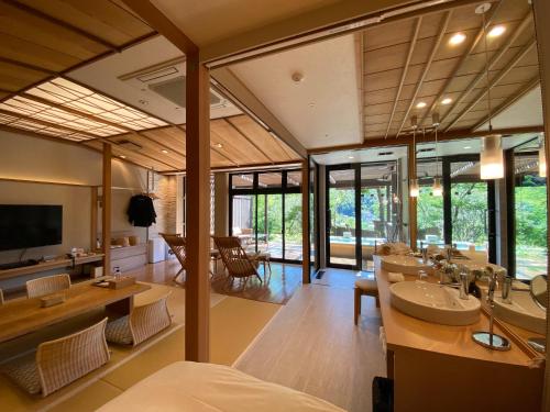 Family Room with Tatami Area and Open-Air Bath - Annex