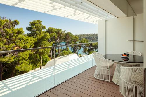 Deluxe Double Room with Balcony and Sea Side