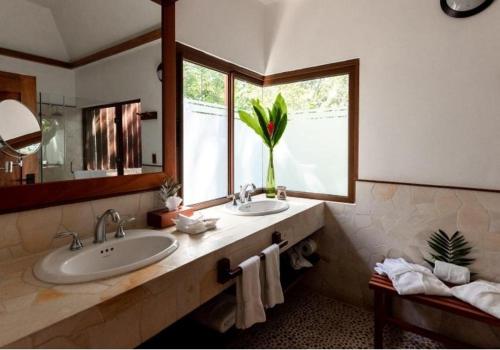 Lake Breeze Suite King