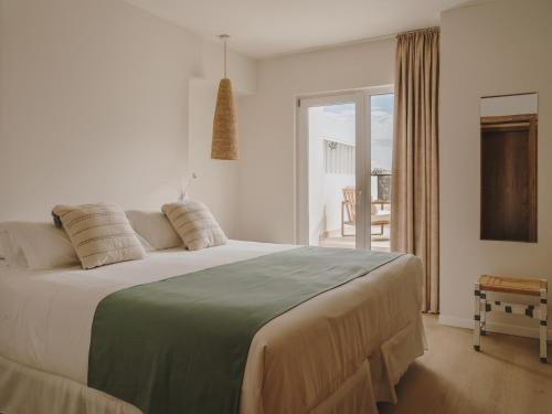 Deluxe Double Room with Side Sea View
