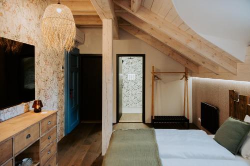 Double or Twin Room with Private Bathroom