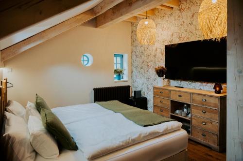 Double or Twin Room with Private Bathroom