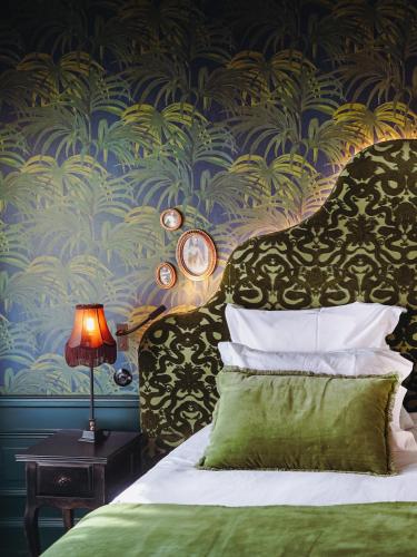 Divine Double Room with Bath and Cathedral View