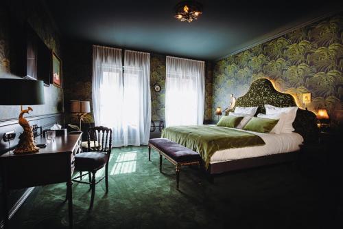 Divine Double Room with Bath and Cathedral View