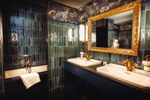 Divine Double Room with Bath and Cathedral View