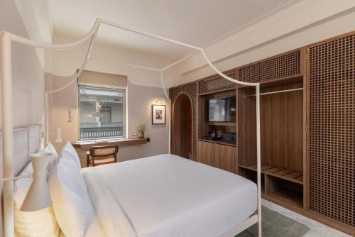 Superior King Room: 15% off on Food & Soft Beverage, Early checkin and Late Checkout upto 2hrs (Subject to Availability), 2 pints of Beer (till 30th Sep)